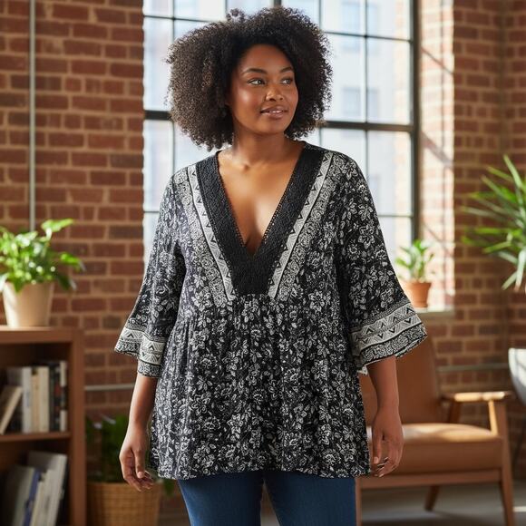 Catherines Lacy Peasant Top Woemns Size 0X Blue Floral Bell Sleeve Relaxed Flowy - Picture 2 of 8